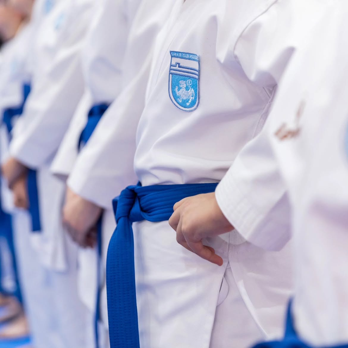 Detalj karate uniforme sa grbom Karate kluba Podgorica i plavim pojasom