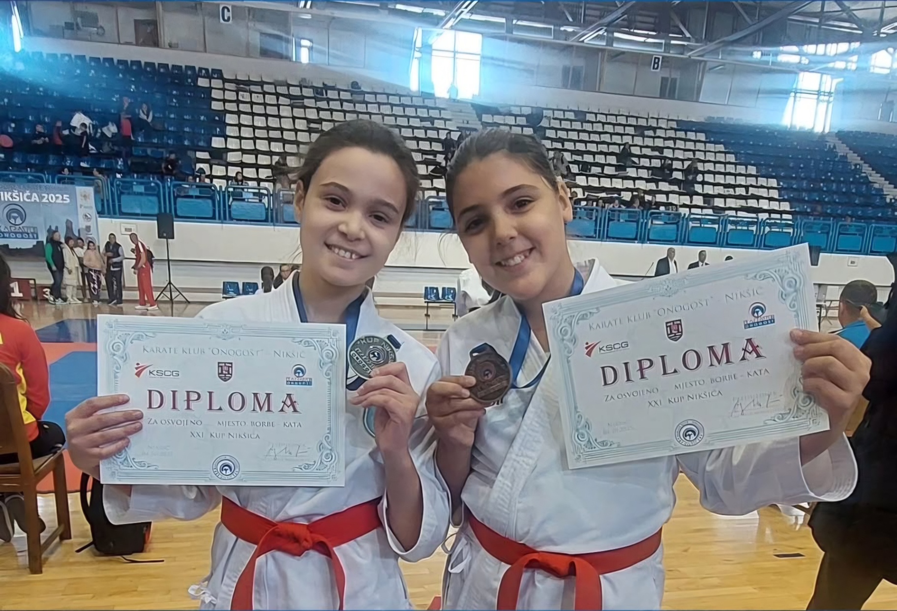 Dvije takmičarke zajedno drže diplome poslije turnira