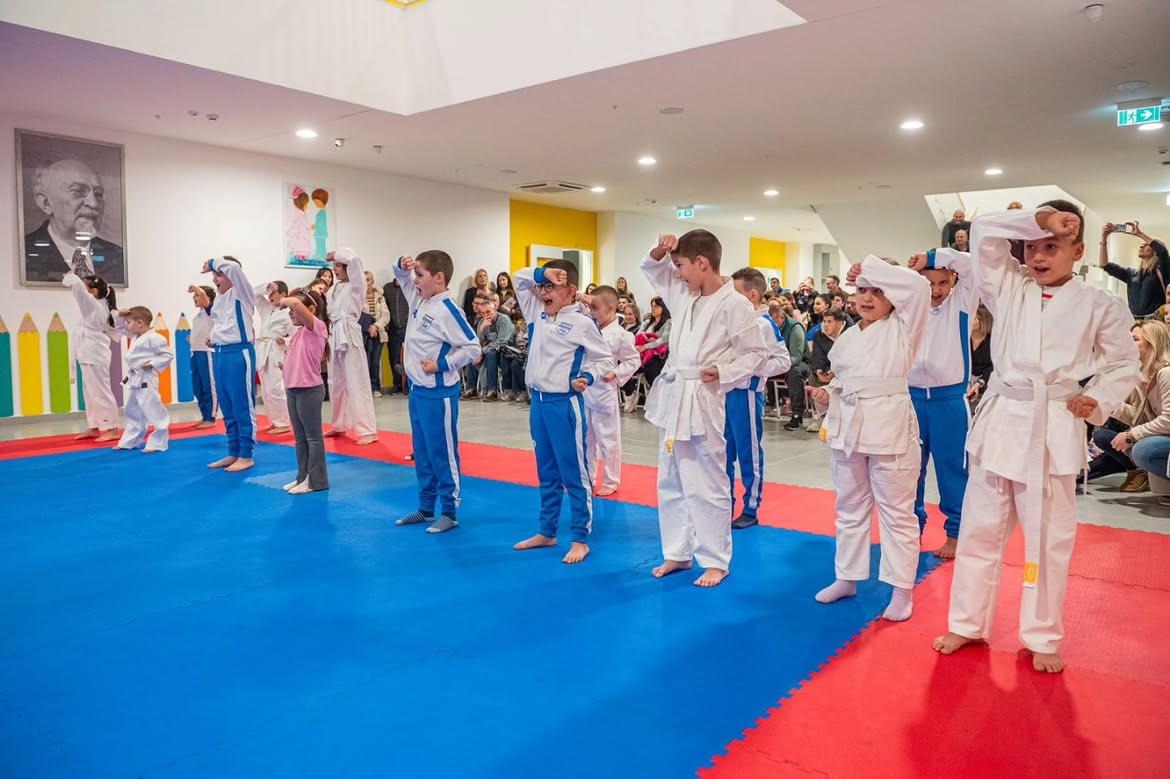 Djeca kluba pokazuju vježbe na tatamiju pred publikom